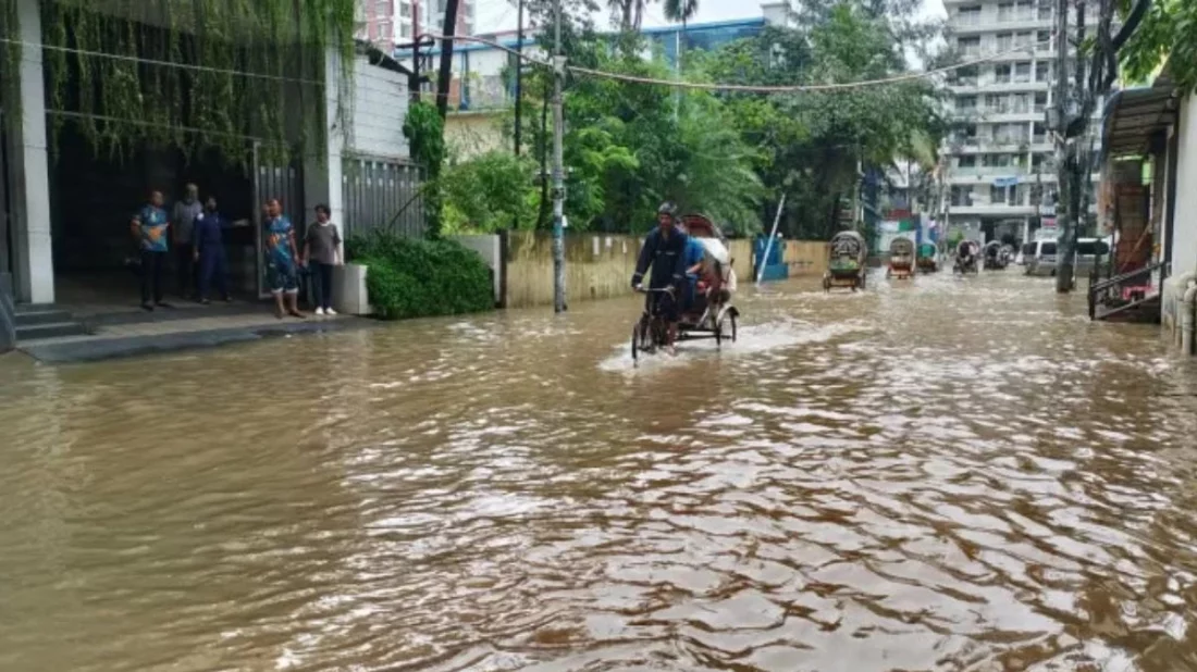চট্টগ্রামে আবার ভারী বৃষ্টি, জলাবদ্ধতায় স্থবির জনজীবন